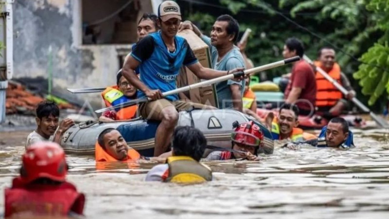 Seorang anak berusia 2 tahun ditemukan meninggal dunia setelah terseret arus Kali Ciliwung di Kebon Baru, Tebet, Jakarta Selatan, saat evakuasi banjir.