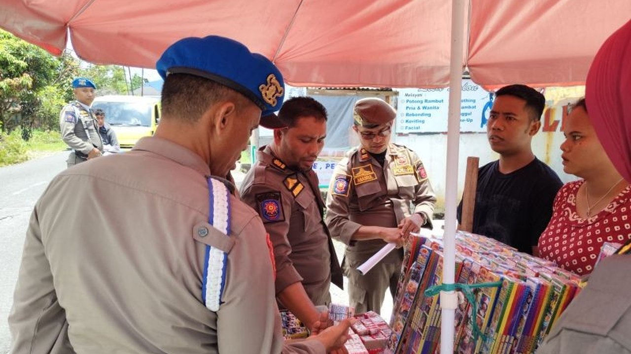 Satuan Polisi Pamong Praja (Satpol PP) Kabupaten Agam menyita ratusan petasan berdaya bunyi keras dalam razia rutin jelang Ramadhan untuk menciptakan suasana kondusif.