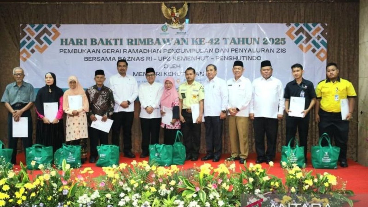 Wakil Menteri Kehutanan dan para pegawai Kemenhut menunaikan zakat fitrah melalui Baznas RI, sekaligus meresmikan gerai zakat Ramadhan di lingkungan kementerian.