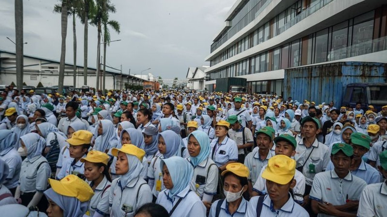 Ekonom Indef, Esther Sri Astuti, menganjurkan kebijakan ekspansif fiskal dan moneter untuk mengurangi dampak PHK di Indonesia, termasuk optimalisasi program Kartu Prakerja sebagai upaya penciptaan lapangan kerja.