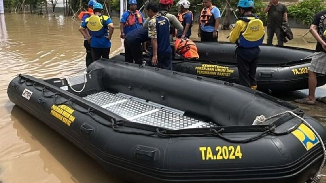 Kementerian PU berkomitmen penuh menangani bencana banjir di Bekasi dengan mengerahkan perahu karet, tenda darurat, air bersih, dan alat berat untuk evakuasi dan pemulihan.