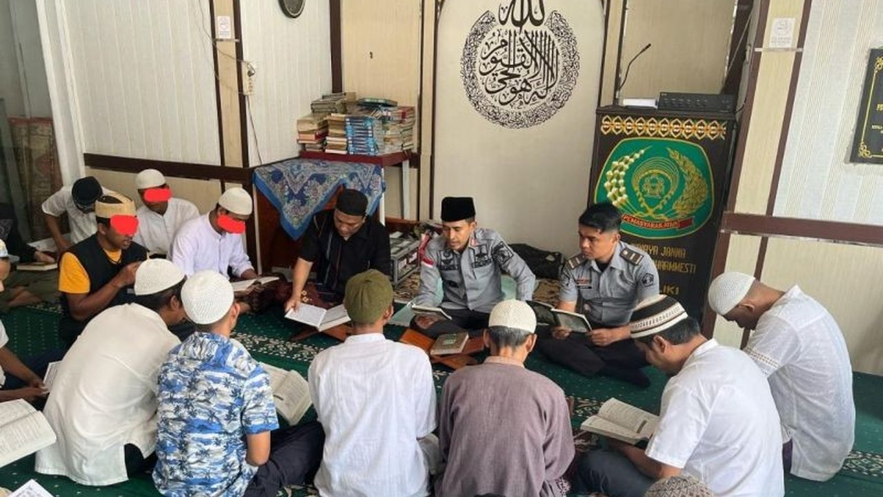 Lembaga Pemasyarakatan Suliki, Sumatera Barat, menargetkan 40 warga binaan pemasyarakatan (WBP) dapat menyelesaikan membaca Al-Quran selama Ramadhan 2025 melalui program pesantren Ramadhan.