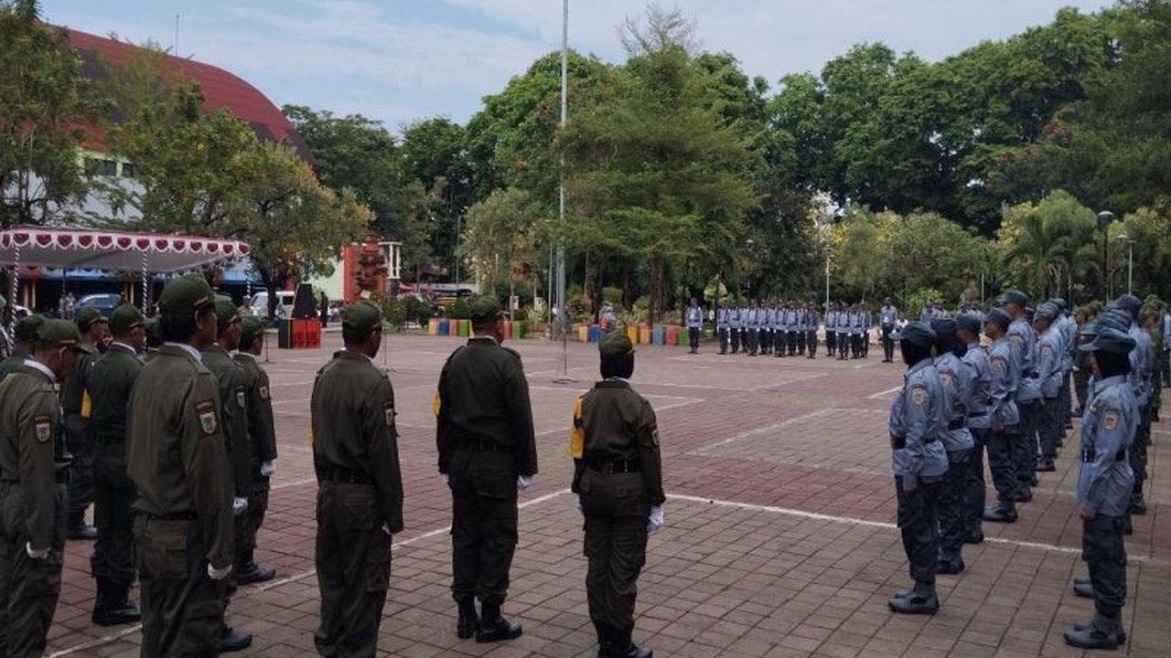 Sebanyak 93 desa di Kudus mendaftarkan anggota Linmas sebagai peserta BPJAMSOSTEK untuk perlindungan jaminan sosial ketenagakerjaan, memberikan rasa aman dan kesejahteraan.