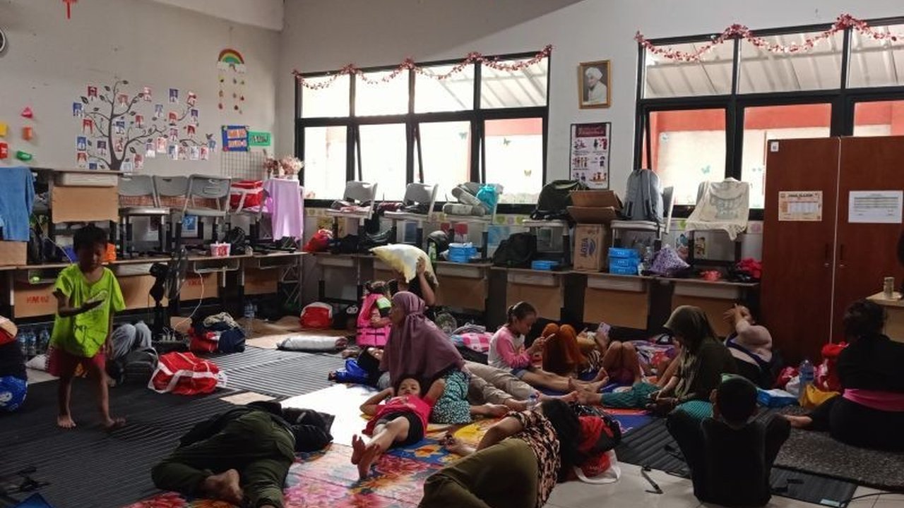 Warga terdampak banjir di Jakarta Timur mendesak Pemprov DKI untuk memprioritaskan bantuan kesehatan bagi anak-anak, mengingat tingginya risiko penyakit pascabanjir.
