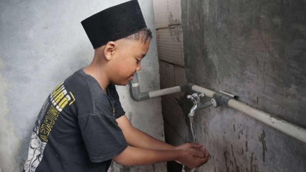 Kerja sama Dompet Dhuafa dan Samudera Peduli berhasil membangun sumur wakaf di Cirebon untuk mengatasi kekeringan dan memberikan akses air bersih bagi warga Desa Cupang dan Desa Guwa Kidul.