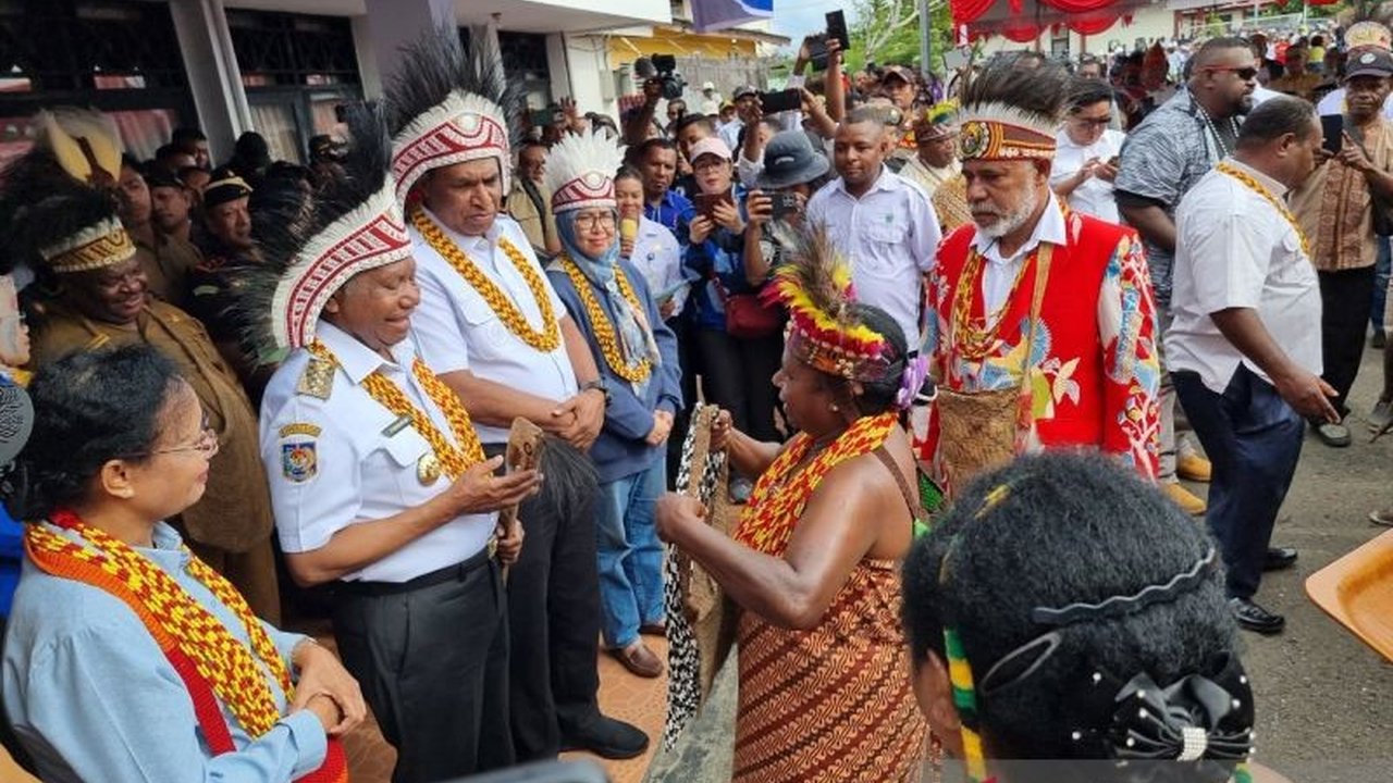 Gubernur dan Wakil Gubernur Papua Barat, Dominggus Mandacan dan Mohamad Lakotani, disambut dengan prosesi adat lintas Nusantara yang unik dan meriah di Manokwari, sebagai simbol persatuan masyarakat Papua Barat.