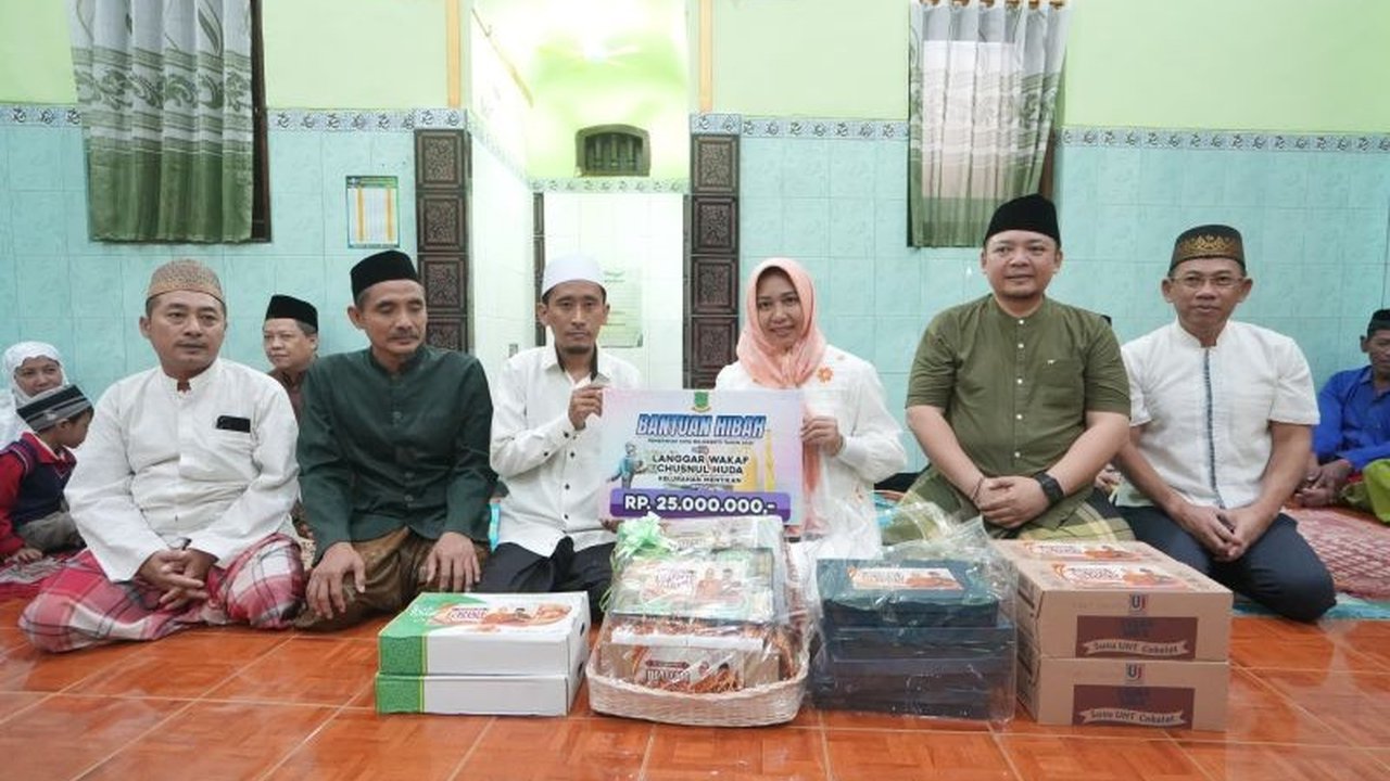Wali Kota Mojokerto, Ika Puspitasari, salurkan dana hibah senilai Rp5 miliar lebih untuk puluhan masjid dan mushalla dalam Safari Ramadan 1446 H, guna meningkatkan kenyamanan beribadah dan mendukung program pemerintah.