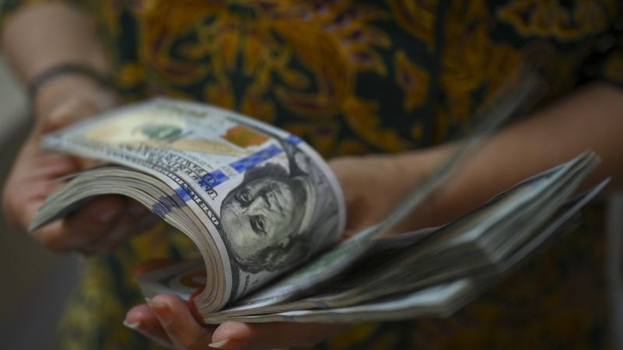 Nilai tukar rupiah terhadap dolar Amerika Serikat menguat pada pembukaan perdagangan Rabu pagi, mencapai Rp16.431 per dolar AS.