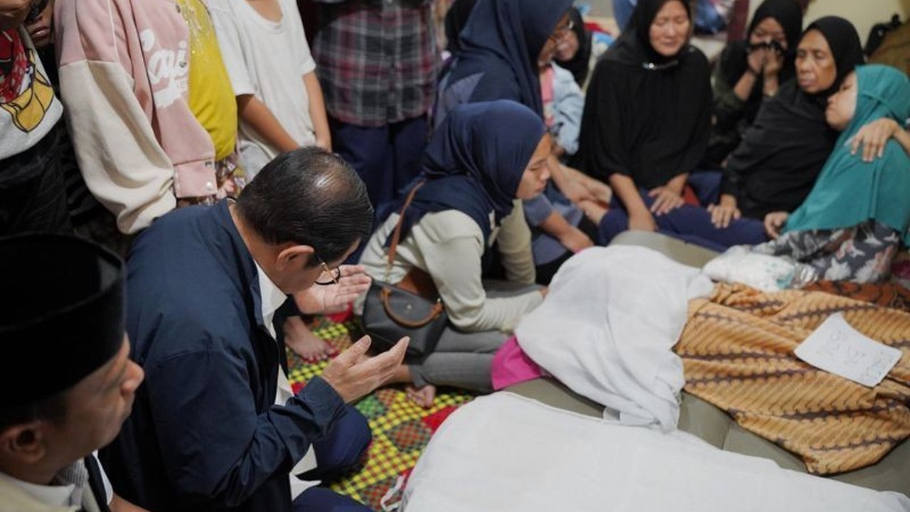 Gubernur DKI Jakarta, Pramono Anung, memastikan Pemprov DKI bekerja keras mengatasi banjir dan menyampaikan duka cita atas korban jiwa akibat banjir di Kebon Baru.