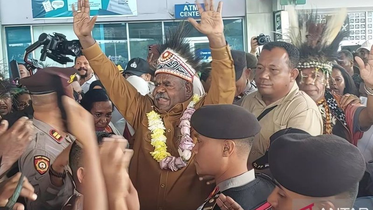 Gubernur Elisa Kambu dan Wakil Gubernur Ahmad Nausrau tiba di Sorong, disambut meriah oleh masyarakat dan pejabat Papua Barat Daya sebagai pemimpin pertama Provinsi Papua Barat Daya.