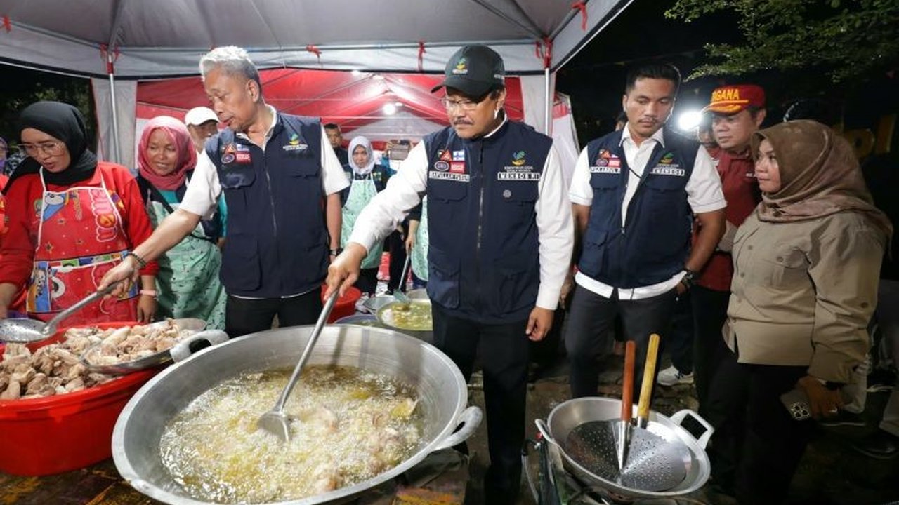 Menteri Sosial dan Wakil Menteri Sosial turun langsung ke Bekasi untuk menjamin ketersediaan makanan sahur bagi 11.000 jiwa korban banjir, sekaligus menyalurkan bantuan senilai Rp561 juta.