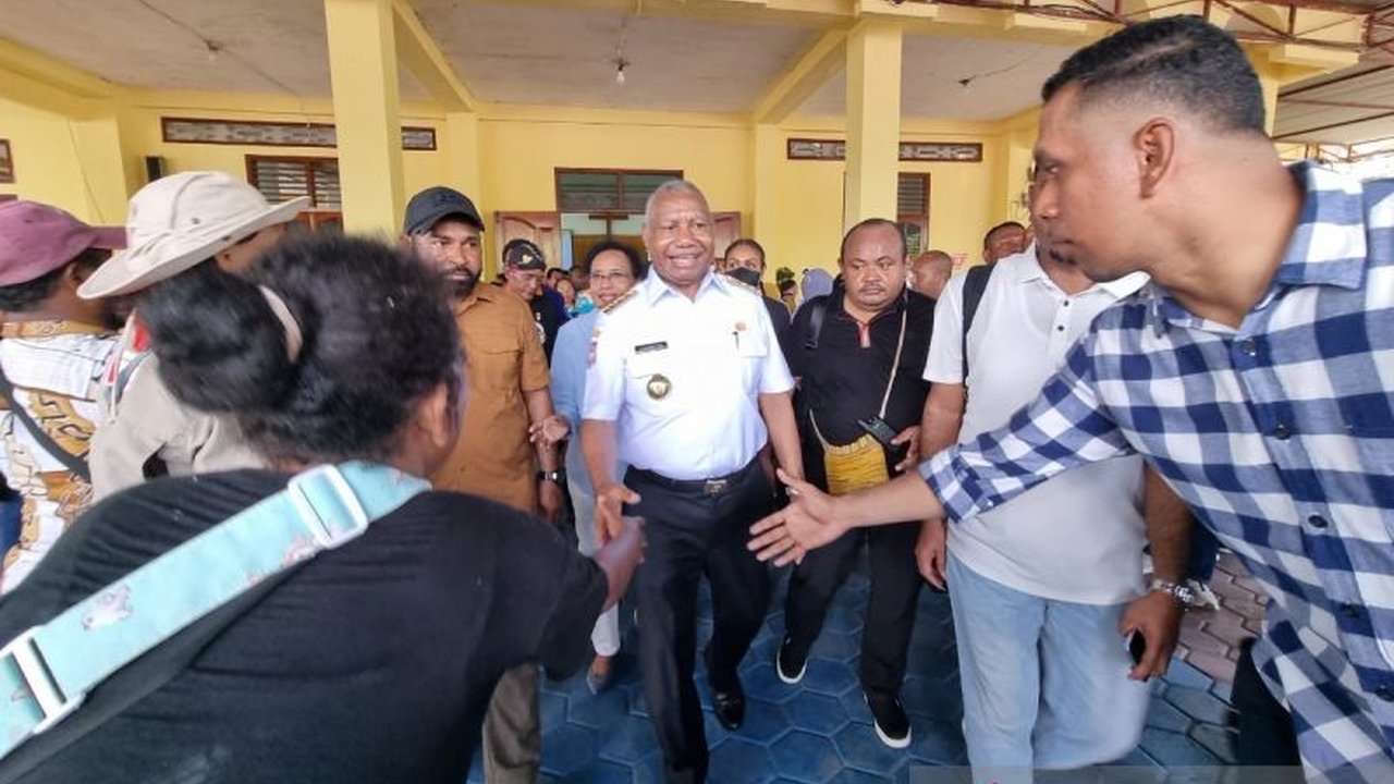 Gubernur Papua Barat, Dominggus Mandacan, mengajak seluruh masyarakat menjaga kerukunan beragama demi mendukung pembangunan daerah dan stabilitas keamanan di Papua Barat.