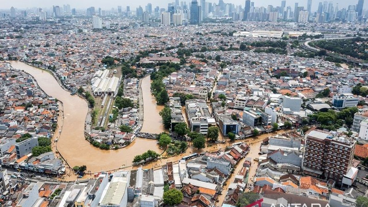 Anggota Komisi C DPRD DKI Jakarta menerima aduan soal kerusakan alat peringatan dini banjir di Pengadegan, Jakarta Selatan, yang mengakibatkan warga tidak siap menghadapi banjir akibat meluapnya Kali Ciliwung.