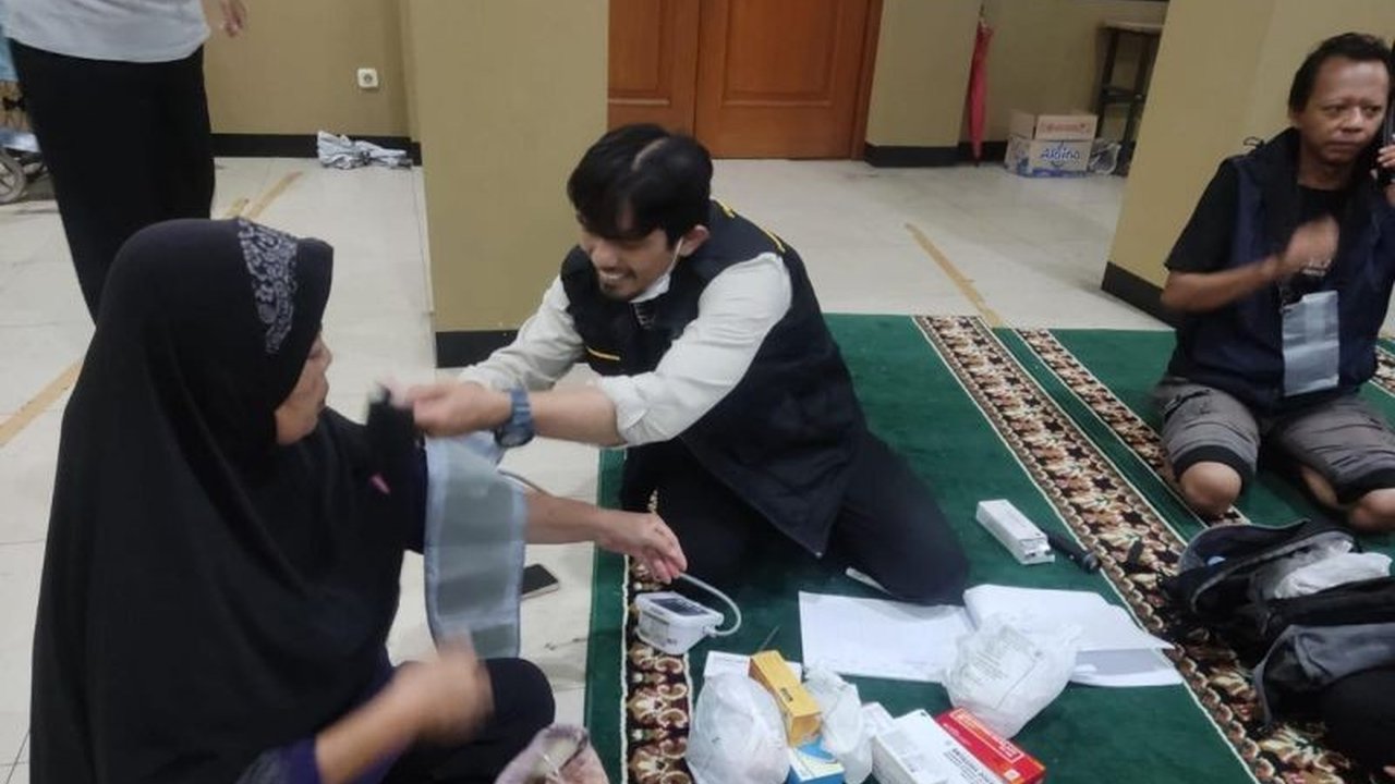 Dinas Kesehatan Kota Tangerang mendirikan 12 posko kesehatan untuk melayani warga terdampak banjir dan memastikan kesehatan mereka, termasuk layanan kesehatan keliling.