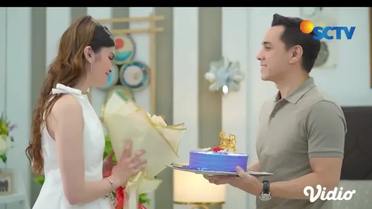 Tangkapan layar YouTube SCTV saat Aksa memberikan hadiah kepada Bella pada episode 50 Ketika Cinta Memanggilmu.