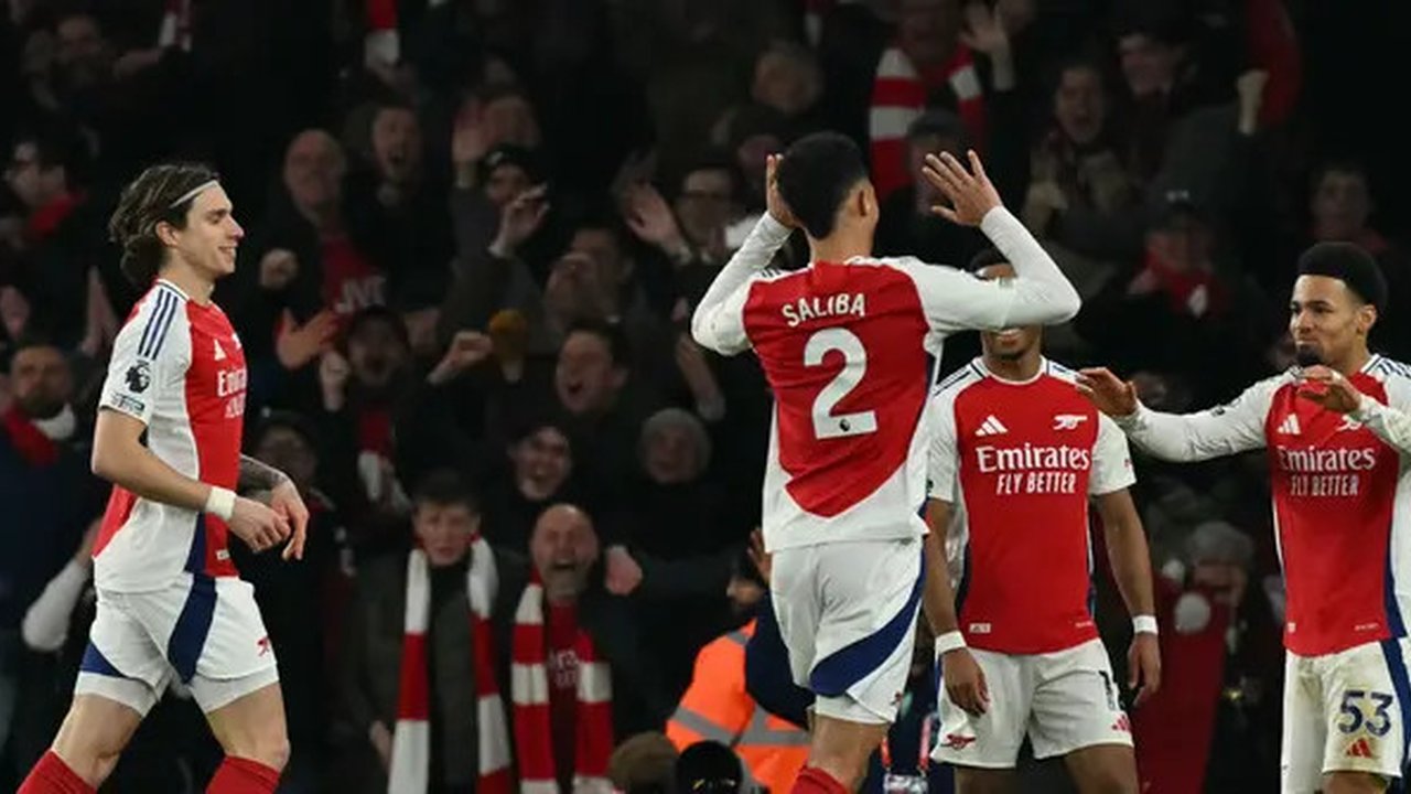 Gelandang Arsenal asal Inggris Ethan Nwaneri (kanan) merayakan gol kelima mereka bersama rekan satu tim selama pertandingan sepak bola Liga Primer Inggris antara Arsenal dan Manchester Cit
