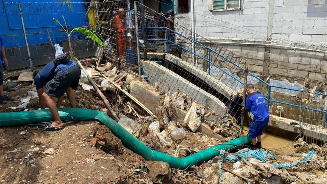 Banjir di Pengadegan, Jakarta Selatan akibat luapan Kali Ciliwung berhasil ditangani dengan mengerahkan dua pompa portabel oleh Pemkot Jaksel, membantu surutnya air dan warga kembali ke rumah.