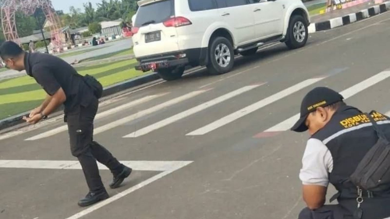 Dinas Kebudayaan dan Pariwisata Kota Tangerang membersihkan taman-taman tematik dari paku dan baut yang berserakan demi keselamatan pengunjung, setelah adanya laporan dari masyarakat terkait kondisi Taman Elektrik.