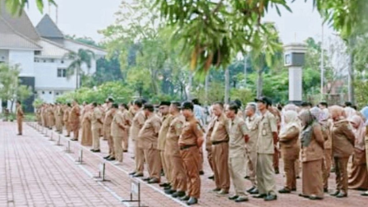 Pemerintah Kabupaten Karawang mengubah jam kerja Aparatur Sipil Negara (ASN) selama Ramadhan 1446 H, menyesuaikan arahan Gubernur Jabar untuk meningkatkan produktivitas dan memberikan fleksibilitas pegawai.