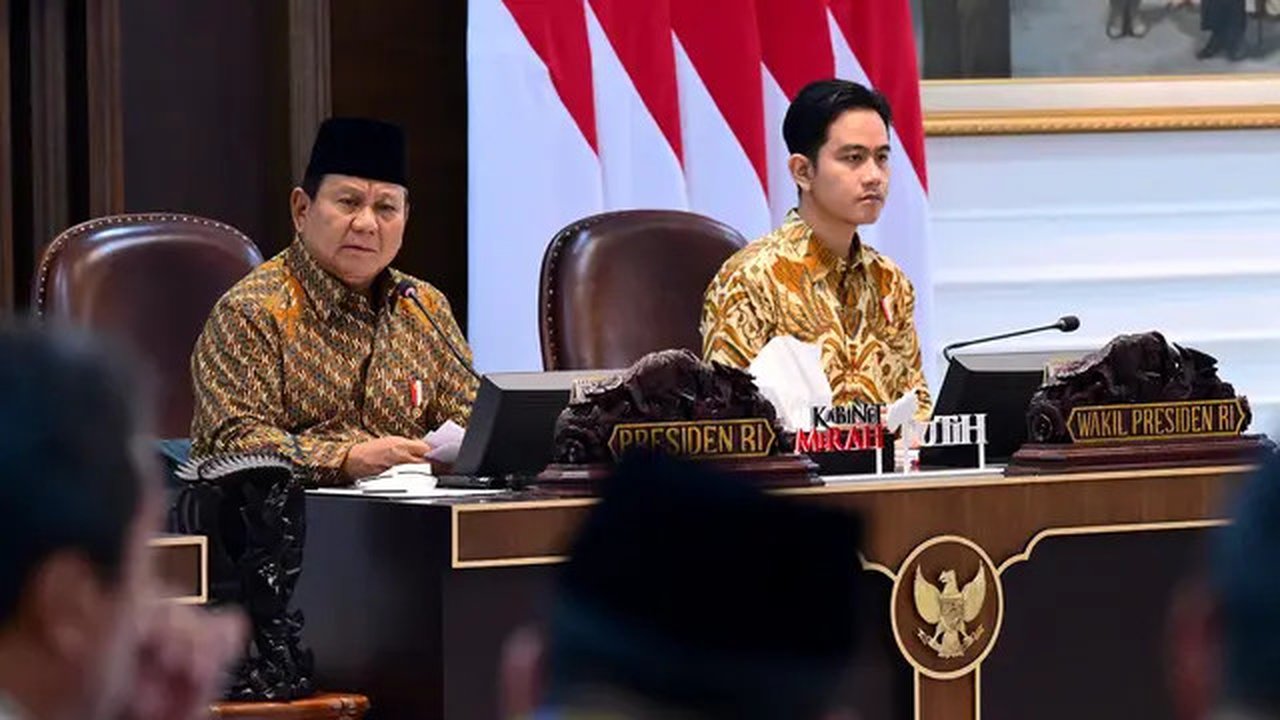Presiden Prabowo Subianto didampingi Wapres Gibran Rakabuming Raka memimpin sidang perdana Kabinet Merah Putih di Istana, Jakarta, Rabu (23/10/2024). (Foto: Biro Pers Sekretariat Presiden)