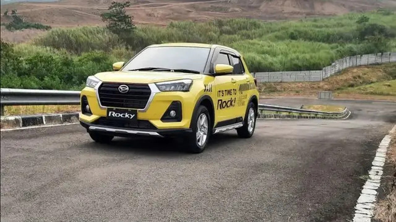 Ilustrasi Daihatsu Rocky melintasi tanjakian (Liputan6.com/Arief Aszhari)