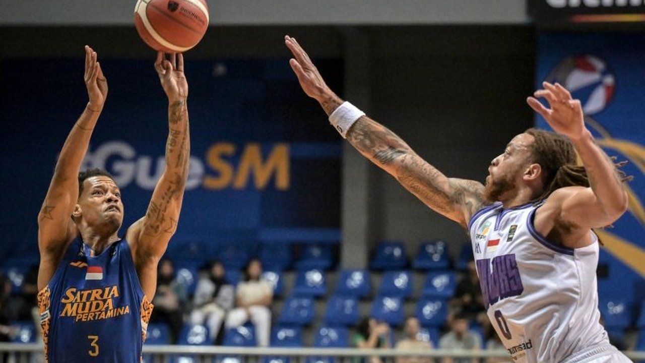 Satria Muda Pertamina Jakarta berhasil comeback dan meraih kemenangan dramatis atas Tangerang Hawks dengan skor 99-95 melalui babak overtime pada laga IBL 2025.