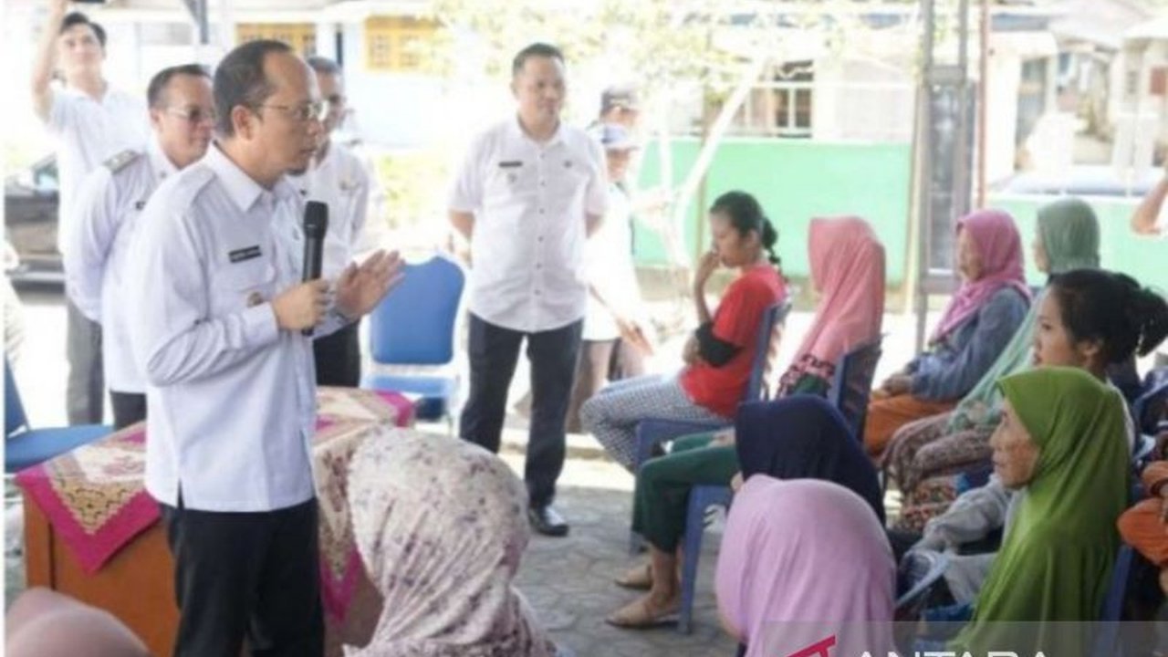 Pemerintah Kabupaten Bangka Tengah menyalurkan Bantuan Langsung Tunai (BLT) sebesar Rp900.000 per tiga bulan kepada 119 warga di tiga desa di Kecamatan Lubuk Besar, tepat pada bulan Ramadhan.