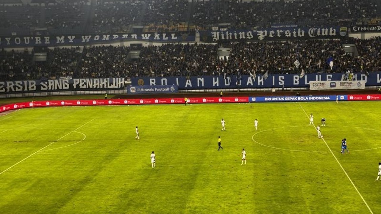 Persib Bandung berhasil meraih kemenangan besar 4-1 atas Persik Kediri dan semakin kokoh di puncak klasemen Liga 1 Indonesia dengan raihan 54 poin.