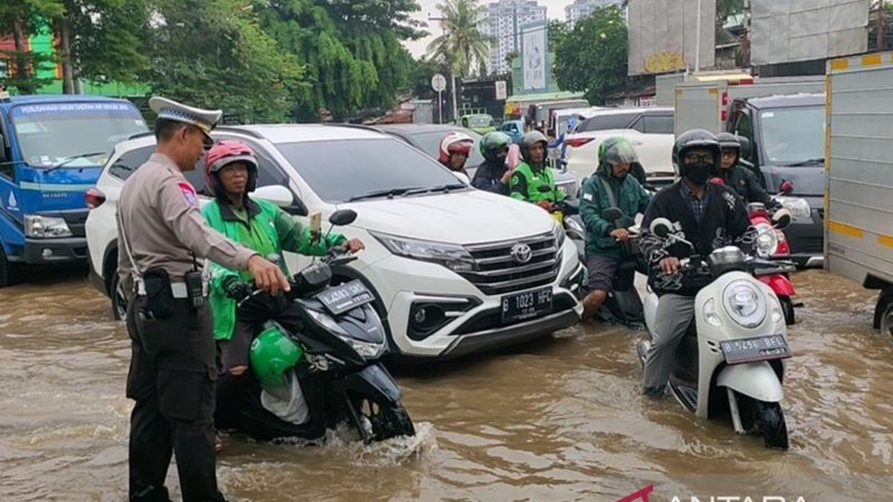 Banjir Kembangan Sebabkan Rekayasa Lalu Lintas, Polisi Alihkan Arus