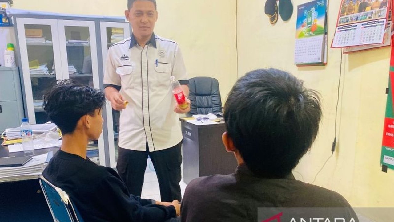 Satuan Polisi Pamong Praja dan Wilayatul Hisbah (Satpol PP WH) Kabupaten Aceh Barat menangkap dua pemuda yang kedapatan tidak berpuasa Ramadhan di sebuah kafe, melanggar Qanun Aceh Nomor 11 Tahun 2002.