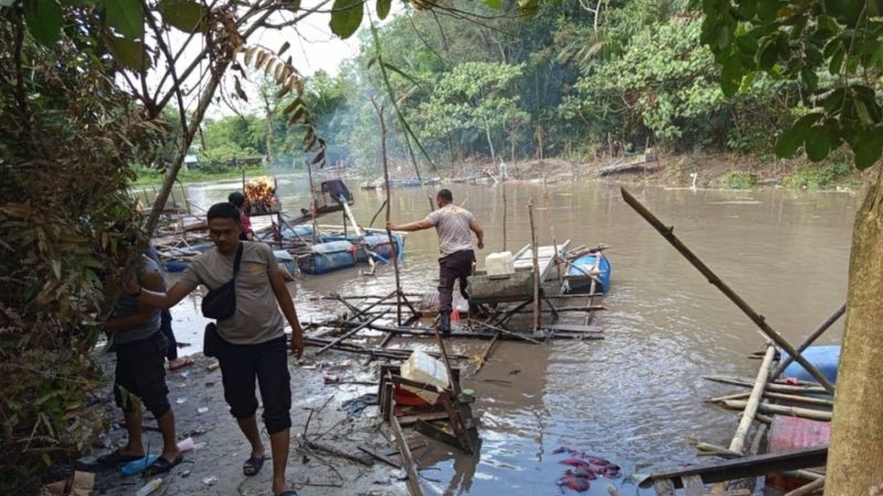 Kepolisian Bangka Tengah menertibkan tambang bijih timah ilegal di Desa Terak, Simpangkatis, karena merusak lingkungan dan beroperasi tanpa izin.