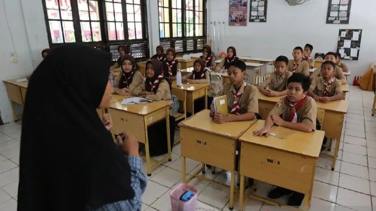 Kemendikbudristek mengusulkan tiga alternatif perubahan tata kelola guru dalam RUU Sisdiknas untuk mengatasi krisis guru di Indonesia, termasuk rekrutmen terpusat dan pengelolaan oleh pemerintah pusat.