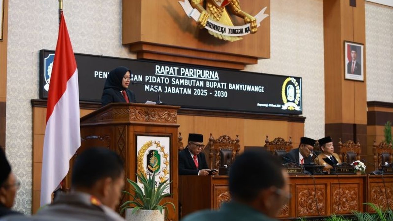 Bupati Banyuwangi, Ipuk Fiestiandani, memprioritaskan pengentasan kemiskinan dalam periode kepemimpinannya yang kedua, didukung oleh program-program peningkatan pendapatan dan kualitas hidup masyarakat.