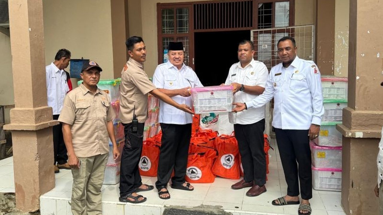 Pemerintah Kabupaten Nagan Raya menyerahkan bantuan masa panik tahap awal kepada warga yang terdampak banjir di Kecamatan Tadu Raya, Aceh, meliputi makanan, perlengkapan kesehatan, dan peralatan kebersihan.