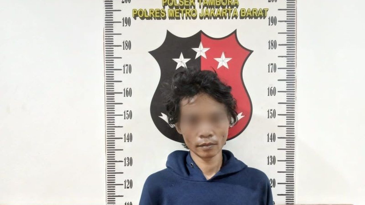 Seorang pria berinisial MU (43) ditangkap polisi karena mencuri ponsel korban yang sedang tidur di Tambora, Jakarta Barat; aksinya terekam CCTV.