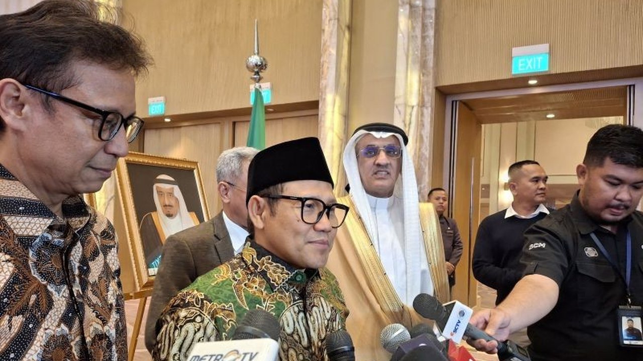 Raja Salman bin Abdulaziz dan Putra Mahkota Muhammad Salman bin Abdulaziz membagikan 40 ton kurma dan ratusan ribu mushaf Al-Quran kepada masyarakat Indonesia untuk menyambut Ramadan, sebagai bagian dari program global yang lebih besar.