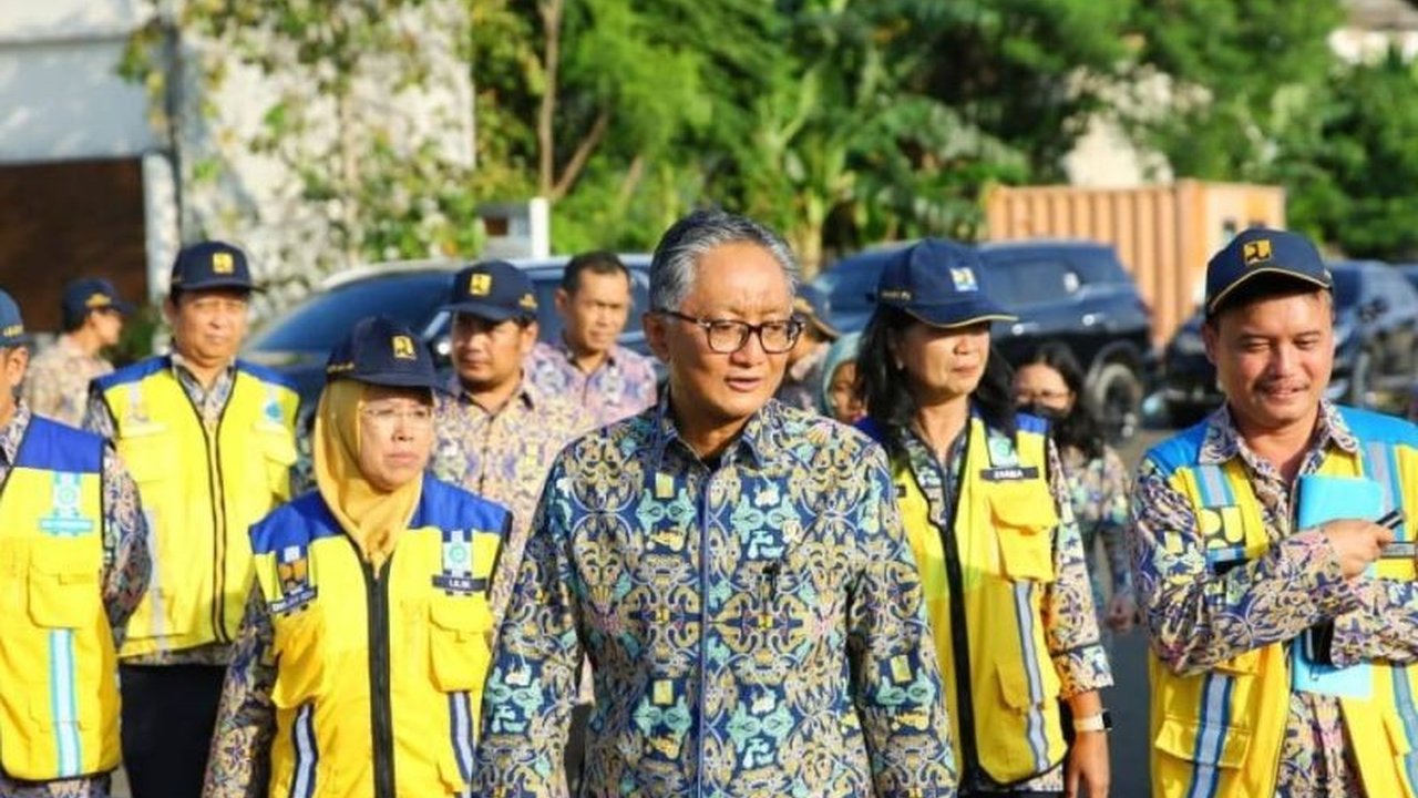 Menteri PU Dody Hanggodo tekankan pentingnya peran aktif pemerintah daerah dalam pengendalian banjir Jabodetabek, terutama terkait kesiapan lahan dan pengelolaan sampah agar proyek infrastruktur berjalan maksimal.