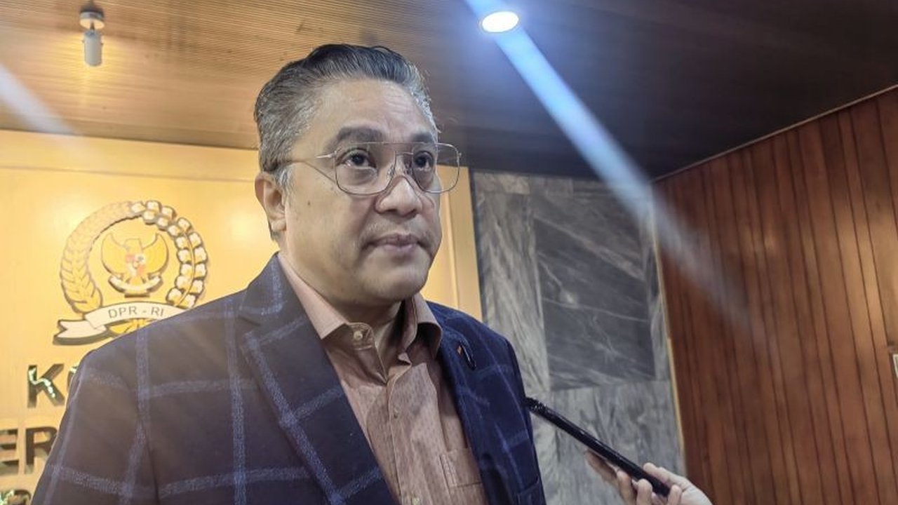 Wakil Ketua Komisi II DPR RI, Dede Yusuf, mengusulkan sistem pemilu hybrid sebagai solusi untuk mengurangi persaingan internal partai dan politik uang, serta memperbaiki database DPT.
