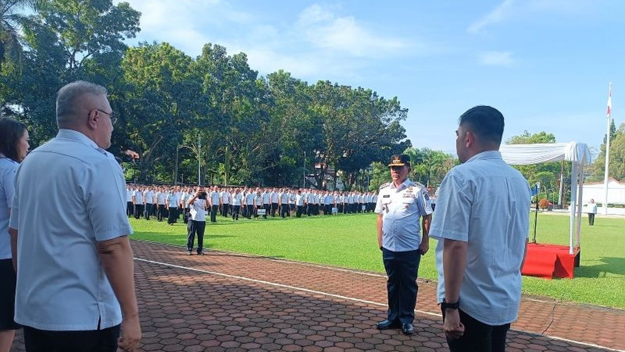 Gubernur Sulawesi Utara, Yulius Selvanus, memberikan peringatan keras kepada ASN yang kedapatan nongkrong di warung kopi saat jam kerja dan menekankan pentingnya disiplin serta pelayanan publik.