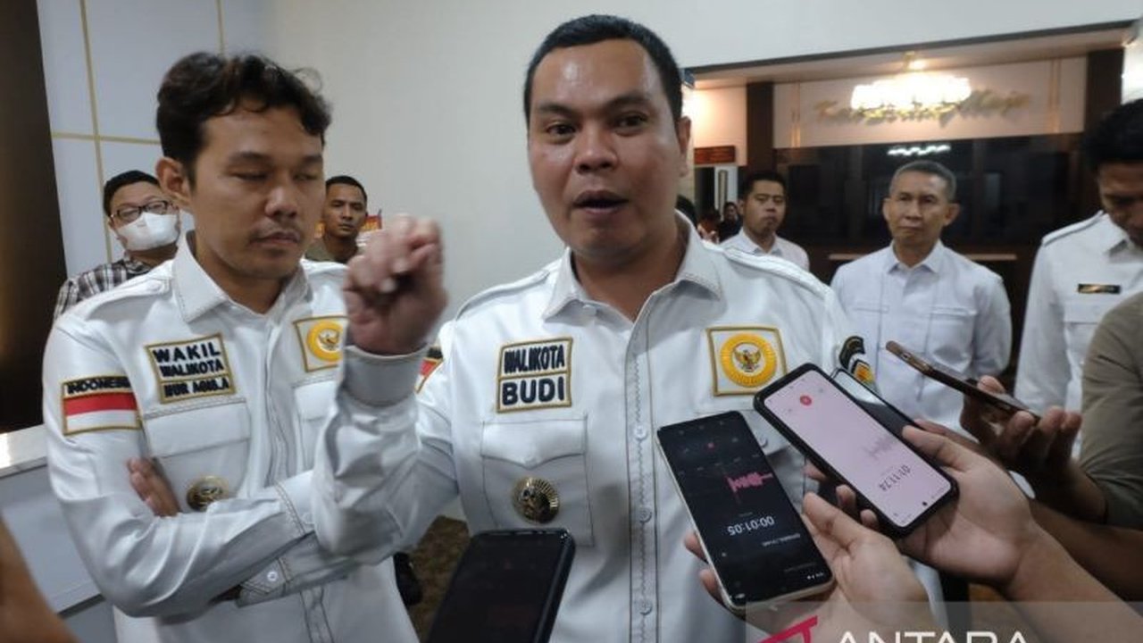 Pemerintah Kota Serang menargetkan efisiensi anggaran hingga Rp60 miliar pada tahun 2025 melalui penghematan berbagai pos, termasuk perjalanan dinas dan rapat di luar kota, untuk dialihkan pada pembangunan infrastruktur, kesehatan, dan pendidikan.