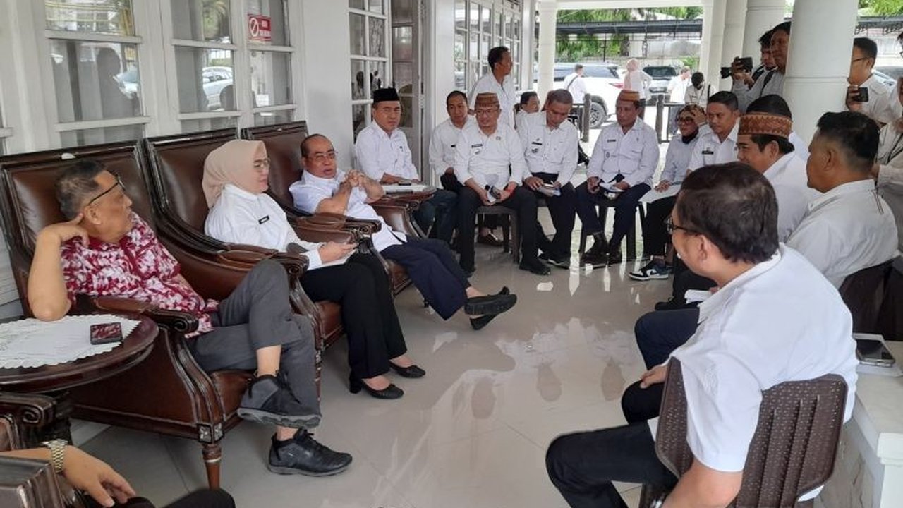 Wali Kota Gorontalo, Adhan Dambea, menginstruksikan camat untuk segera mengatasi masalah sampah yang semakin mengkhawatirkan di 17 titik di Kota Gorontalo, dengan ancaman sanksi hukum bagi warga yang membuang sampah sembarangan.