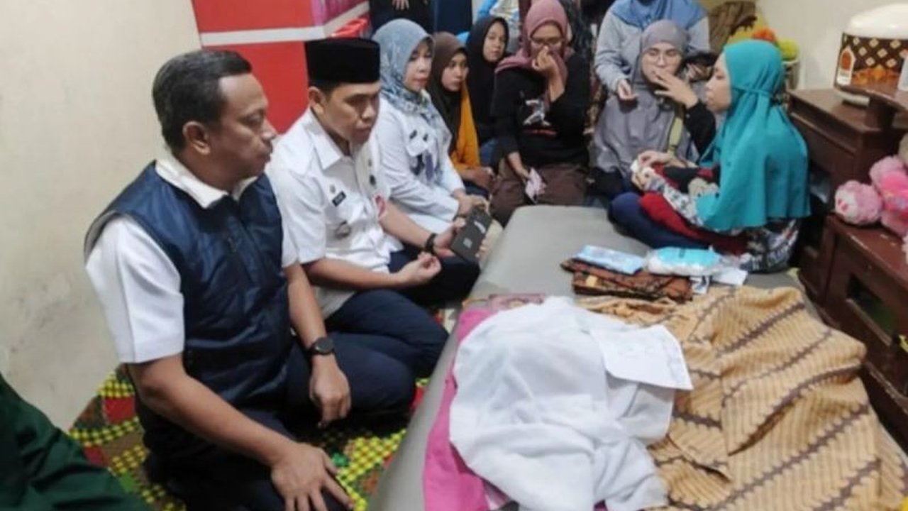 Balita berusia 2 tahun meninggal dunia setelah terseret arus Kali Ciliwung saat evakuasi banjir di Tebet, Jakarta Selatan; pihak keluarga menyoroti ketidakadaan pelampung saat evakuasi.