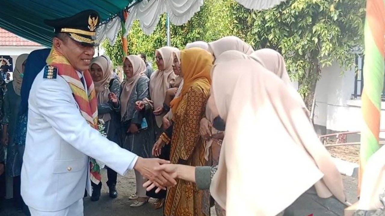 Bupati Buton Utara, Afiruddin, berkomitmen selesaikan masalah jalan rusak sepanjang 153 kilometer dalam 100 hari pertama masa jabatannya, termasuk jalan kabupaten dan provinsi.