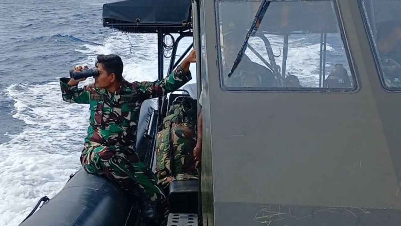 Kodam XVIII/Kasuari kerahkan personel untuk membantu pencarian Ardana Maria Salakory, korban yang jatuh dari KM Dorolonda di perairan Manokwari pada 3 Maret 2025.
