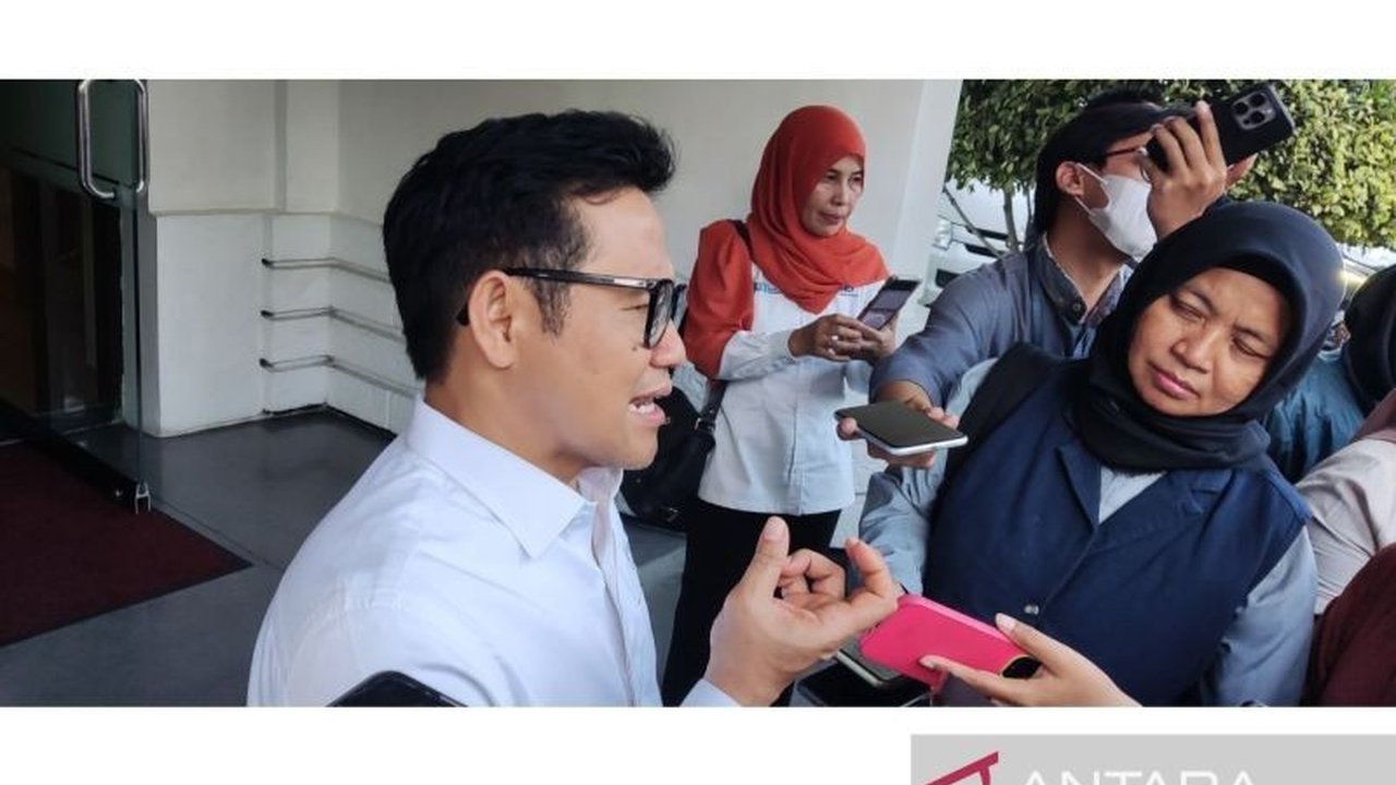 Menteri Koordinator PMK, Muhaimin Iskandar, memimpin rapat untuk menyempurnakan mekanisme distribusi bansos agar lebih efisien dan tepat sasaran, melibatkan Himbara dan PT Pos Indonesia.