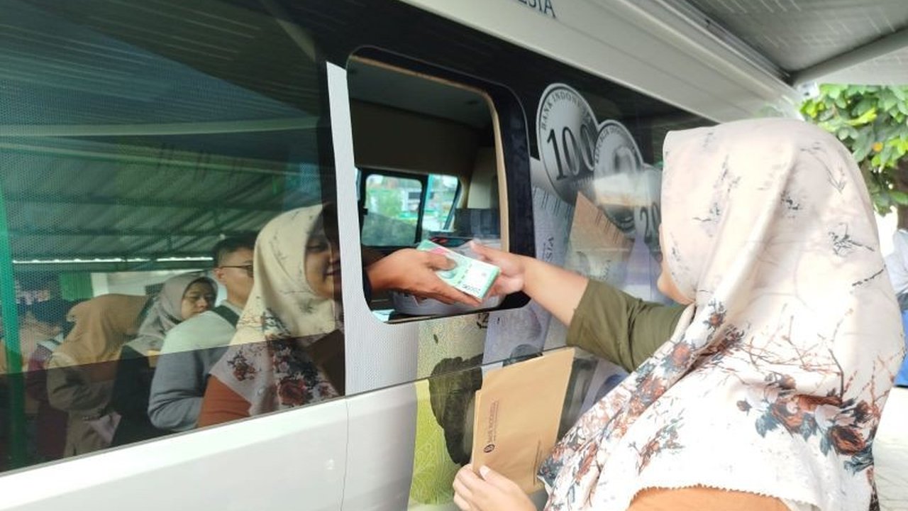 Ratusan warga Ponorogo dan sekitarnya antusias menukarkan uang baru di mobil kas keliling Bank Indonesia (BI) Kediri, yang menyediakan 300 paket uang pecahan baru dan habis dalam waktu kurang dari dua jam.