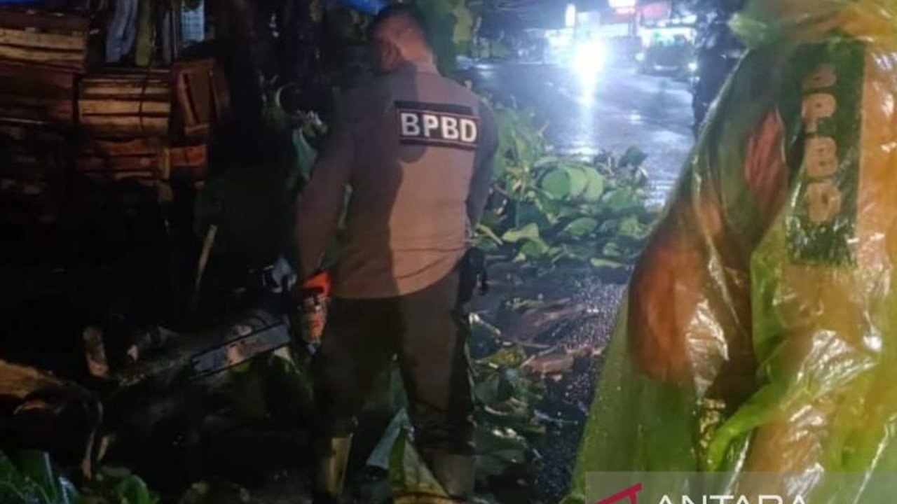 Longsor di Sitinjau Lauik, Padang menyebabkan akses jalan Padang-Solok lumpuh; BPBD Padang berkoordinasi dengan instansi terkait untuk penanganannya.