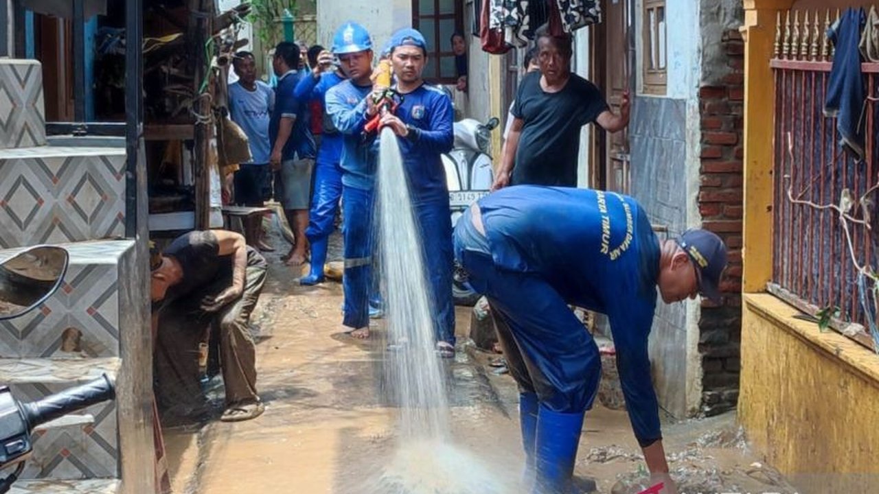 Banjir Jakarta yang sempat merendam 122 RT kini telah surut, menyisakan 11 RT yang masih tergenang dengan ketinggian air 50-80 cm.