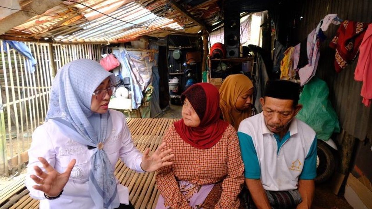 Bupati dan Wakil Bupati Gowa mengunjungi warga miskin ekstrim, berkomitmen tekan angka kemiskinan ekstrim hingga nol persen melalui program Gowa Bersama.