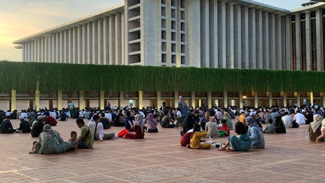 Masjid Istiqlal di Jakarta Pusat menjadi pilihan utama masyarakat untuk ngabuburit, berbuka puasa, dan sholat tarawih di bulan Ramadhan, karena lokasi strategis, tempat yang luas, dan adanya takjil gratis.